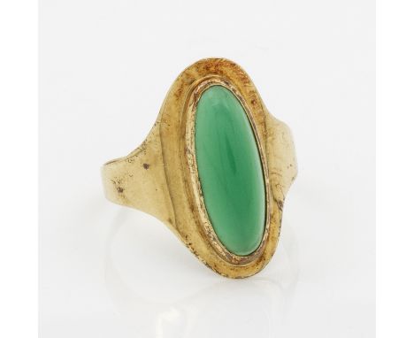 Chrysopras-RingGelbgold, gest. 585. Zentral besetzt mit einem grünen Chrysopras-Cabochon. Gew. ca. 3,71 g. A ring set with a 