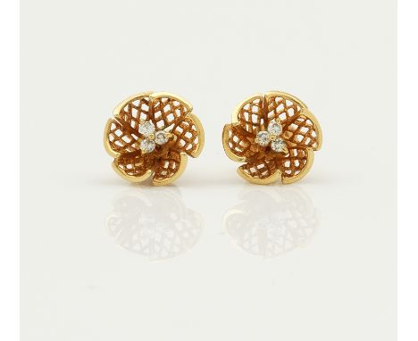 Paar charmante Brillant-Ohrringe in AjourGelbgold 14 k, Brisuren gest. 333. Besetzt mit kleinen Brillanten von zus. ca. 0,15 