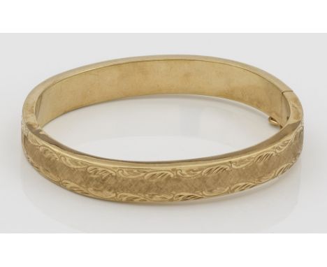 ArmreifGelbgold, gest. 333. Armspange mit satiniertem und punziertem Onamentdekor. Gew. ca. 27,43 g. A bracelet in 8 k gold.