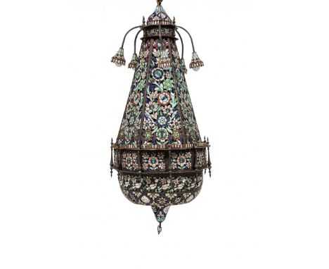 Importante lampe de DamasSyrie, début du XXème siècleA panse hexagonale, base et sommet en forme de dôme, épaulée de six bras