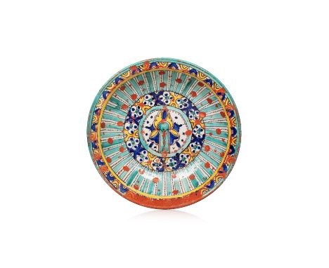 Intéressant Ghotar au mihrabMaroc, fin XIXe - début XXe sièclePlat creux en céramique à décor émaillé polychrome rehaussé de 