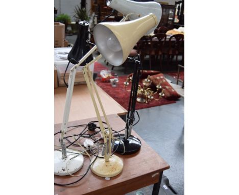 A cream Anglepoise desk lamp (af)