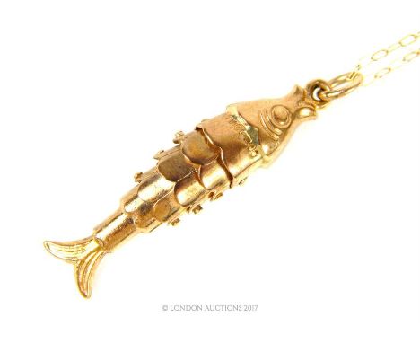 Vintage 9ct gold articulated fish pendant on a 9ct chain, pendant 3.2 cm long, chain 40 cm long. Approx 2.1 g 