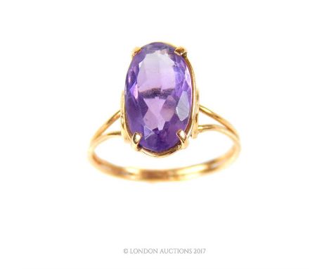 Vintage 14ct gold amethyst ring, the oval claw set amethyst mounted in raised open setting. Size N.