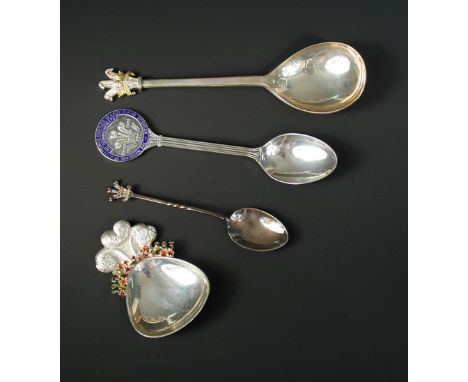 A silver caddy spoon celebrating the 25th anniversary of the Investiture of HRH Charles, Prince of Wales, by Stuart Devlin, L