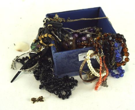 An assortment of vintage costume jewellery, to include brooches, rings and more