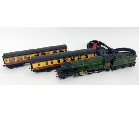 Hornby, locomotive and tender ‘Bristol Castle’ No.7013, together with two carriages, one marked 'restaurant car', and a power