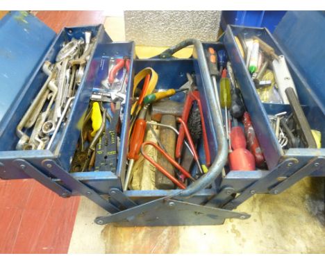 Metal cantilever toolbox with vast tool contents