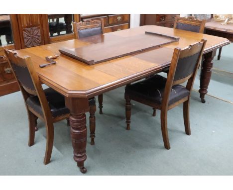 A Victorian oak wind out extending dining table on turned supports terminating in ceramic casters, 76cm high x 158cm long x 1