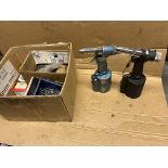 Pneumatic rivet tool