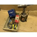 Pneumatic rivet