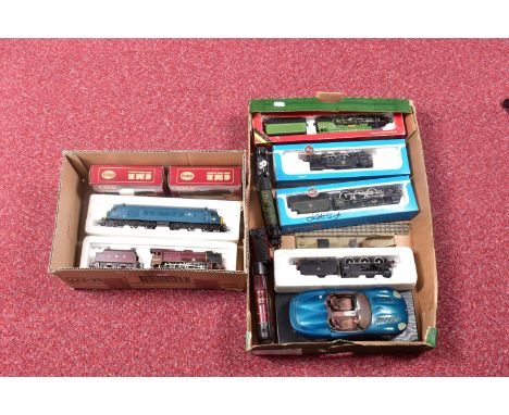 A QUANTITY OF BOXED AND UNBOXED OO GAUGE MODEL RAILWAY LOCOMOTIVES, to include boxed Hornby A3 Class 'Flying Scotsman' No.447