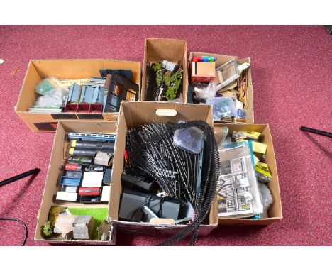 A QUANTITY OF MAINLY UNBOXED OO GAUGE MODEL RAILWAY ROLLING STOCK, TRACK AND ACCESSORIES ETC., to include unboxed Hornby Coun