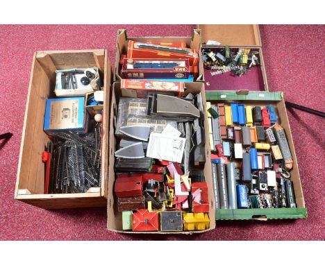 A QUANTITY OF BOXED AND UNBOXED OO GAUGE MODEL RAILWAY ITEMS, to include boxed Hornby class 47 'Mammoth' No.D1670, B.R. two t