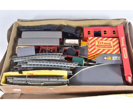 A QUANTITY OF UNBOXED AND ASSORTED TRI-ANG OO GAUGE MODEL RAILWAY ITEMS, to include Princess class locomotive and tender 'Pri