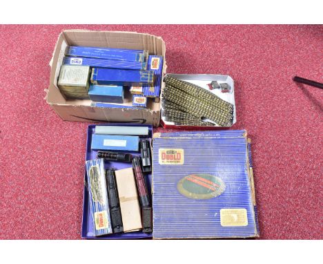 A QUANTITY OF BOXED AND UNBOXED HORNBY DUBLO MODEL RAILWAY ITEMS, not tested, to include boxed Duchess class locomotive 'Duch