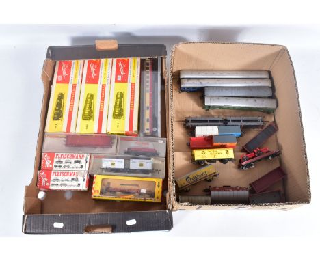 A QUANTITY OF BOXED AND UNBOXED HO GAUGE ROLLING STOCK, mixture of passenger and freight stock, boxed items by Fleischmann, u