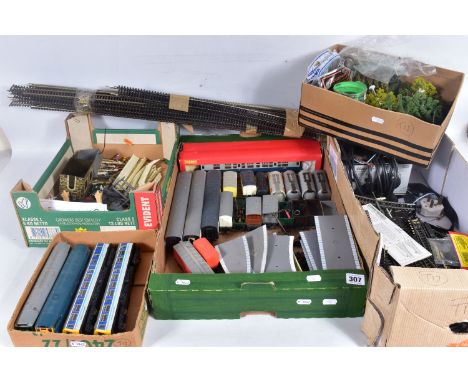 A QUANTITY OF UNBOXED AND ASSORTED OO GAUGE MODEL RAILWAY ITEMS, to include Lima class 101 2 car DMU set - driving car No.512