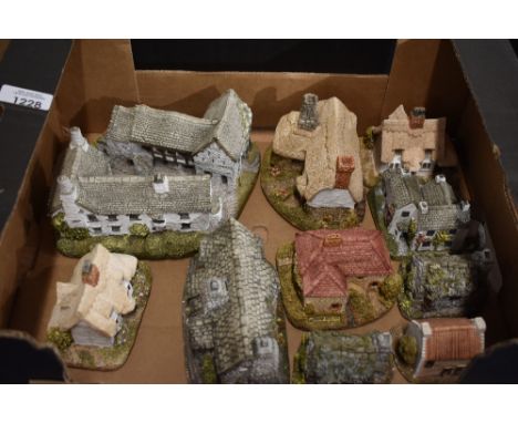 Ten vintage Lilliput lane model houses.