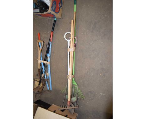 MIXED LOT OF GARDEN TOOLS