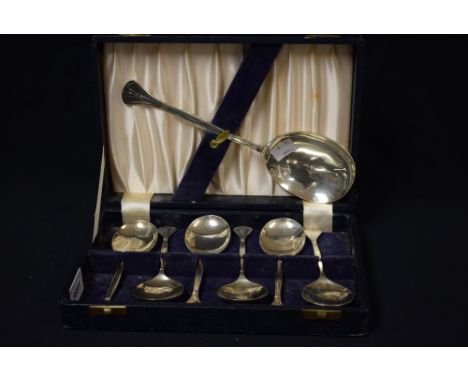 A set of silver Edwardian fruit spoons with serving spoon, flared Art Nouveau style finial, Sheffield 1902, in fitted case