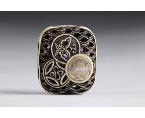 Netsuke Manju carved - a fine openwork decoration. Japan Edo periodRegion: JAPANSizes: H=40mm l=35mmWeight (K): 0,045kgCondit