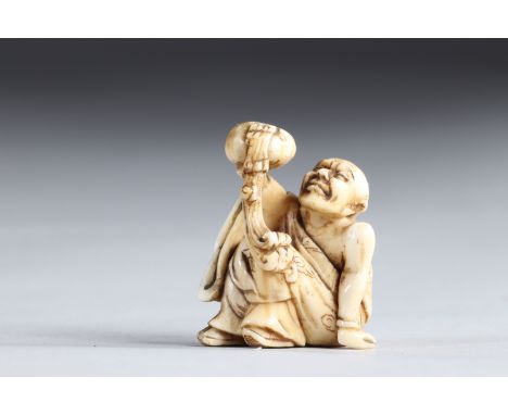 Netsuke carved - a man holding a vase. Japan Meiji 19th centuryRegion: JAPANSizes: H=40mm L=30mmWeight (K): 0,017kgCondition: