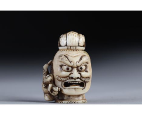 Netsuke / Okimono carved - a scaled samurai head. Japan Meiji period late 19thRegion: JAPANSizes: H=45mm L=35mmWeight (K): 0,