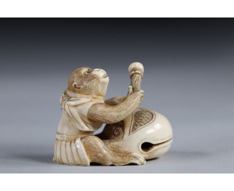 Netsuke carved - a musician sign. Japan Meiji period late 19thRegion: JAPANSizes: H=37mm L=43mmWeight (K): 0,027kgCondition: 