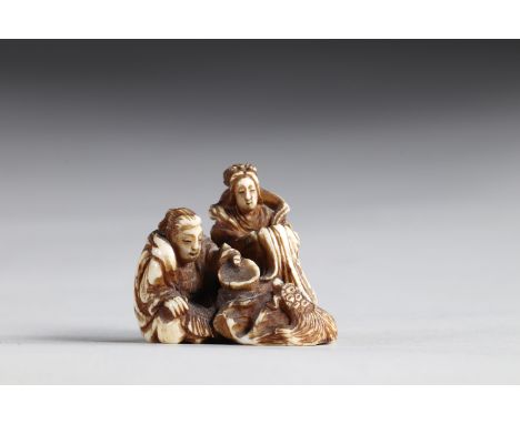 Netsuke carved - figures feeding a feathered turtle. Japan Edo period signatureRegion: JAPANSizes: H=30mm L=30mmWeight (K): 0