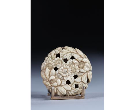 Netsuke Manju circular carved - flowers. Japan Meiji period around 1900Region: JAPANSizes: D=50mmWeight (K): 0,03kgCondition: