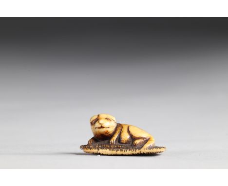 Netsuke carved - a lying dog. Japan Edo periodRegion: JAPANSizes: H=20mm L=35mmWeight (K): 0,007kgCondition: at first glance 