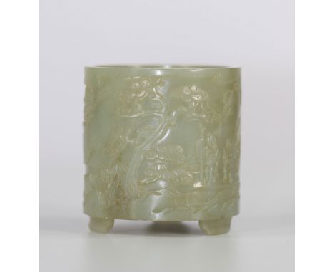 China green jade brush holder with Qing period characters decorationRegion: CHINASizes: H=80mm D=80mmWeight (K): 0,34kgCondit