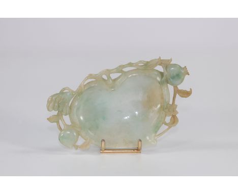 Peach-shaped jadeite brush rinse, Qing period ChinaRegion: CHINASizes: L=115mm l=65mmWeight (K): 0,08kgCondition: at first gl