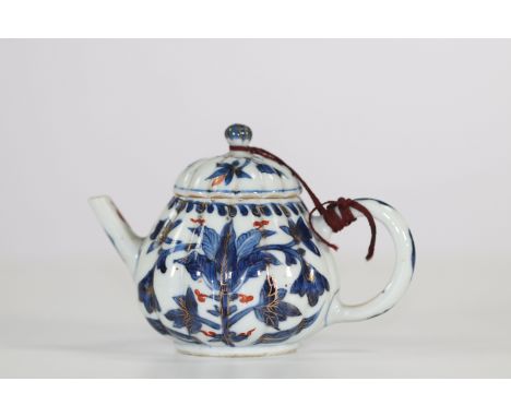 Blanc bleu porcelain teapot, 18th century China.Region: CHINASizes: H=115mm L=150mmWeight (K): 0,25kgCondition: at first glan