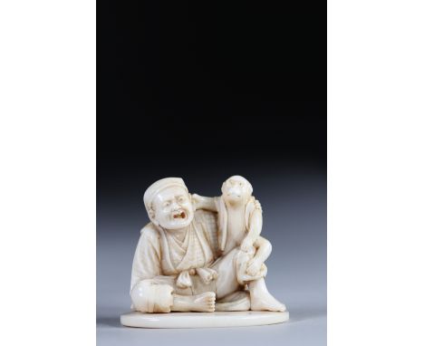 Netsuke carved - a monkey pulling the ear - his master. Japan Meiji period late 19thRegion: JAPANSizes: H=45mm L=45mmWeight (