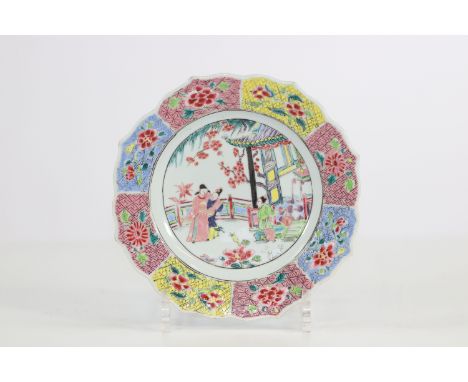 China famille rose plate with a beautiful decoration of a woman in the garden 18thRegion: CHINASizes: D=185mmWeight (K): 0,2k