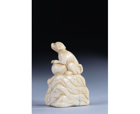 Netsuke carved - a dog on a rock. Japan Edo / Meiji periodRegion: JAPANSizes: H=55mm L=40mmWeight (K): 0,029kgCondition: at f