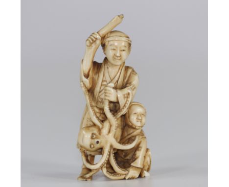 Japan Netsuke in ivory carved - two figures knocking out an octopus Meiji period 1900Region: JAPANSizes: H=75mm L=35mmWeight 