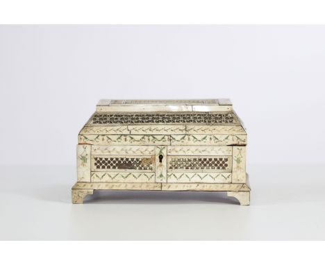Bone plating box, Russia, late 18th centurySizes: H=135mm L=230mm l=150mmWeight (K): 0,65kgCondition: At first glance - parts