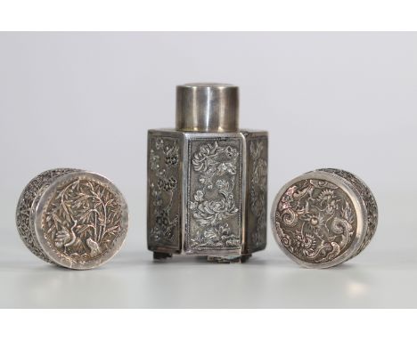 Lot of silverware, the tea box by Wang Hing, China circa 1900.Region: CHINASizes: Flacon H:100mm L=70mm Boites D=50mmWeight (