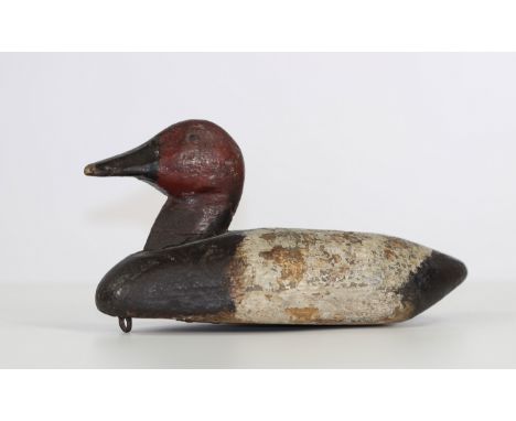 Old wooden duck call, label at the base"red head New-york" circa 1900.Sizes: H=150mm L=300mmWeight (K): 0,41kgCondition: at f