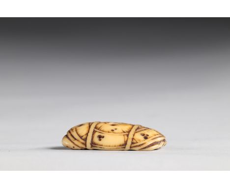 Netsuke Manju sculpted - a knotted shell. Japan Edo periodRegion: JAPANSizes: H=10mm L=40mmWeight (K): 0,02kgCondition: at fi