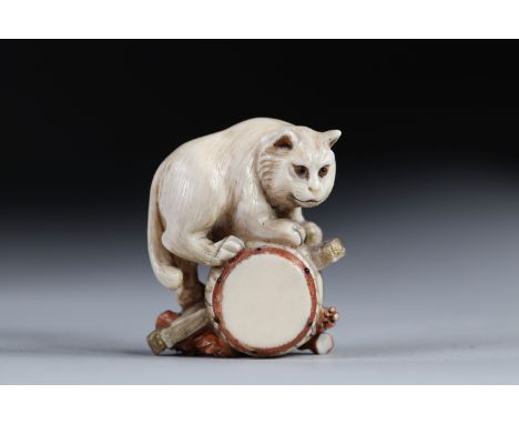 Netsuke carved - a cat on a drum. Japan early 20th centuryRegion: JAPANSizes: H=42mm L=35mmWeight (K): 0,033kgCondition: at f