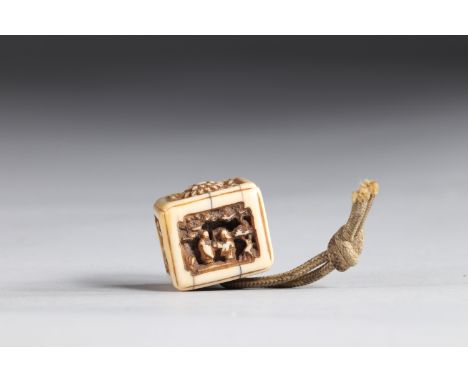 Netsuke very finely carved - scenes of life. Japan Edo periodRegion: JAPANSizes: H=25mm L=20mmWeight (K): 0,014kgCondition: a