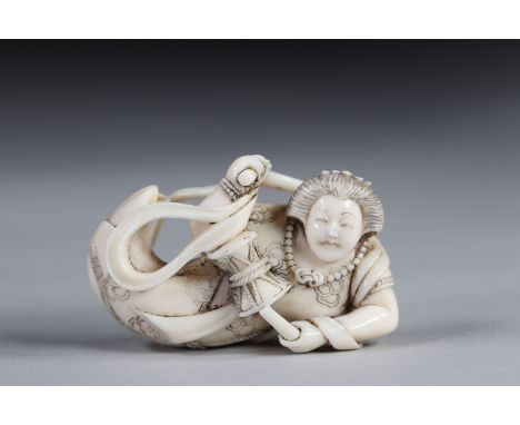 Netsuke carved - a young female musician. Japan Meiji period late 19thRegion: JAPANSizes: H=30mm L=47mmWeight (K): 0,028kgCon