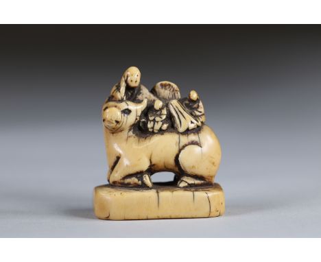 Netsuke carved - figures on a buffalo. Japan Edo periodRegion: JAPANSizes: H=50mm L=40mmWeight (K): 0,039kgCondition: at firs