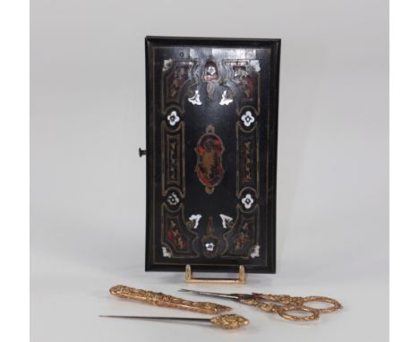 Napoleon III sewing box necessary in gold (missing the dice)Sizes: L=125mm l=70mmWeight (K): 0,093kgCondition: at first glanc