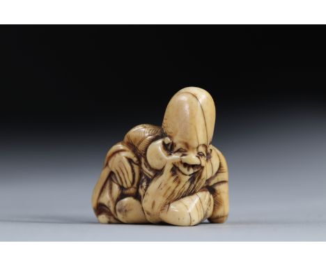 Netsuke carved - a sage. Japan Meiji 19th centuryRegion: JAPANSizes: H=40mm L=42mmWeight (K): 0,021kgCondition: at first glan