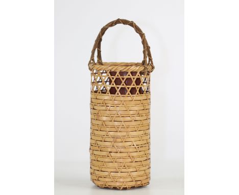 Ikebana basket - Shõwa - by Ilzuka ShõkansaiRegion: JAPANSizes: H=310mm D=115mmWeight (K): 0,245kgCondition: at first glance 
